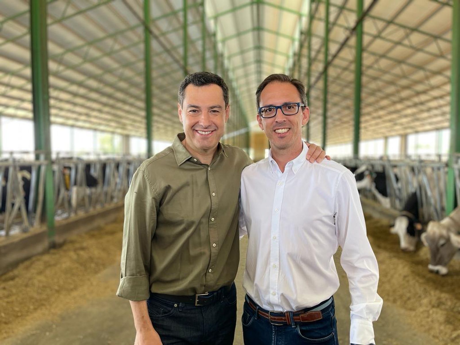 Santiago Cabello junto a Juanma Moreno.