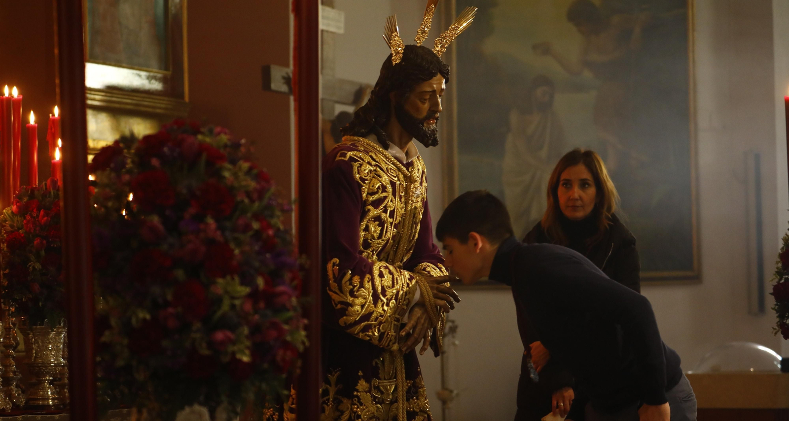 Un devoto besa la mano del Señor de la Redención.