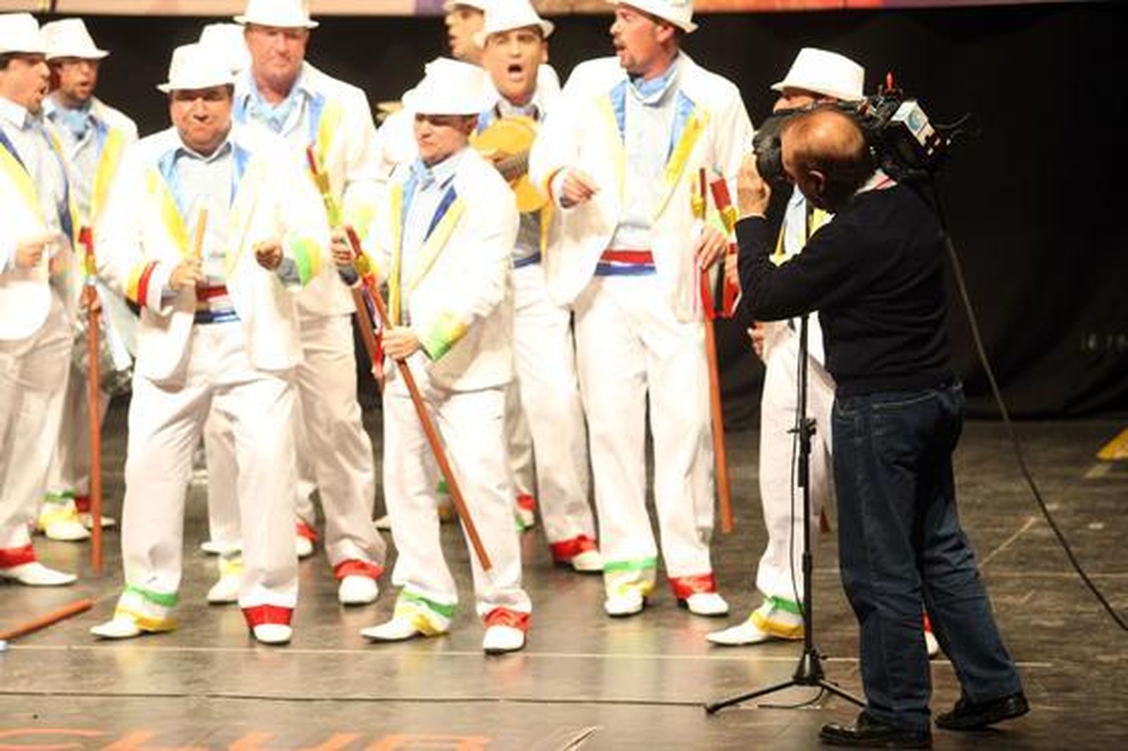 Comparsa de los hermanos Morales 'El balcón de la Bahía'./Fotos:Paco Guerrero  Foto: Paco Guerrero