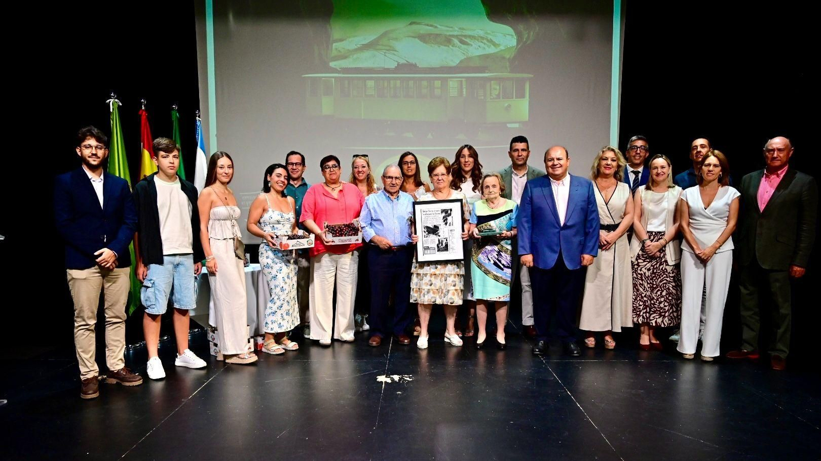 Foto de familia de premiados, familiares, empresarios y Corporación Municipal