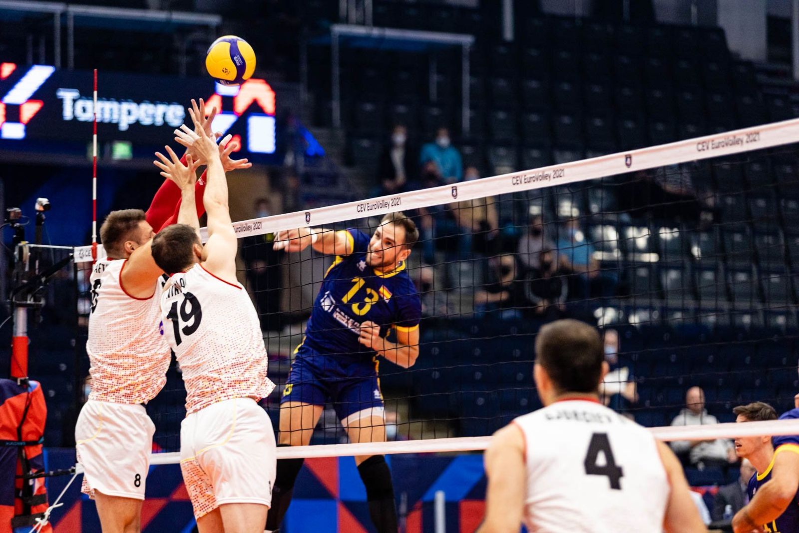 Andrés Villena (13) en la red, durante el España-Macedonia de este lunes