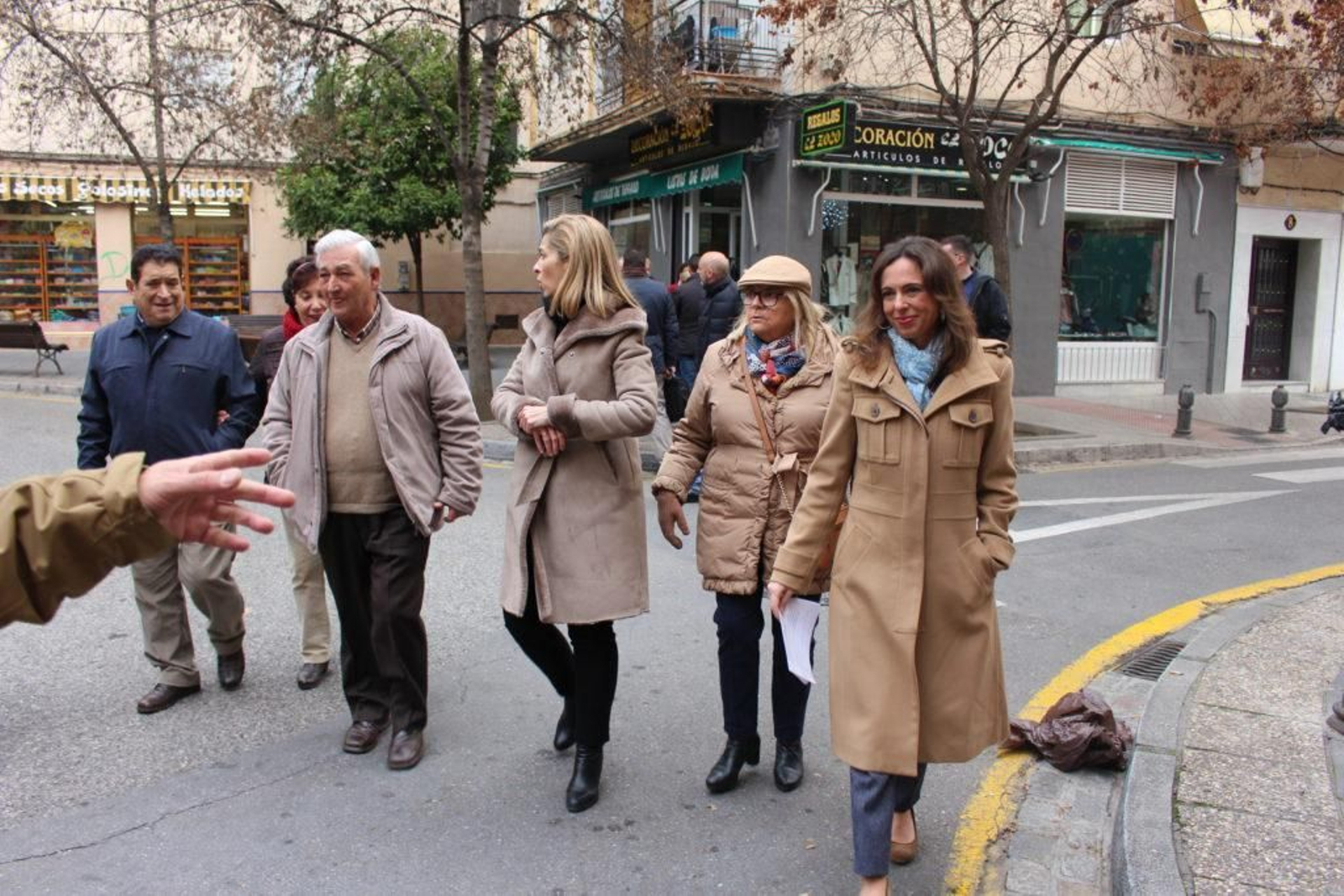Concejales del PP en una visita al distrito junto a los comerciantes.