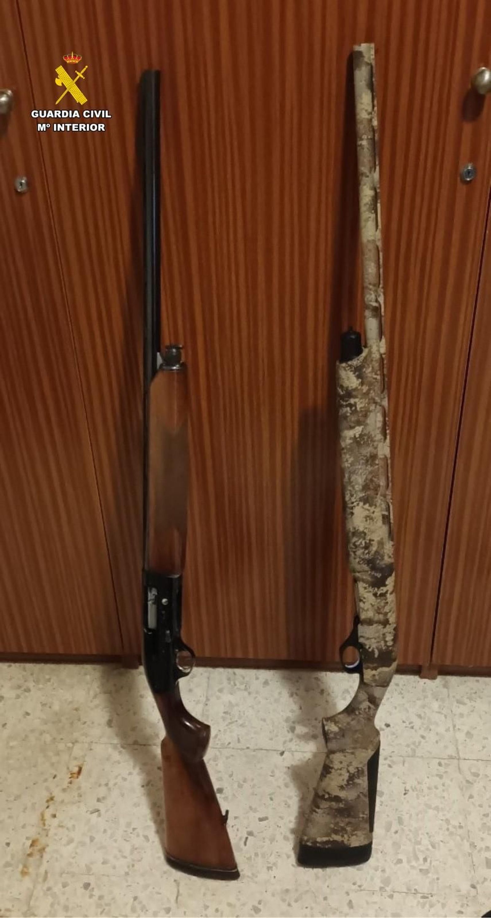 Las escopetas utilizadas por los detenidos en el suceso.