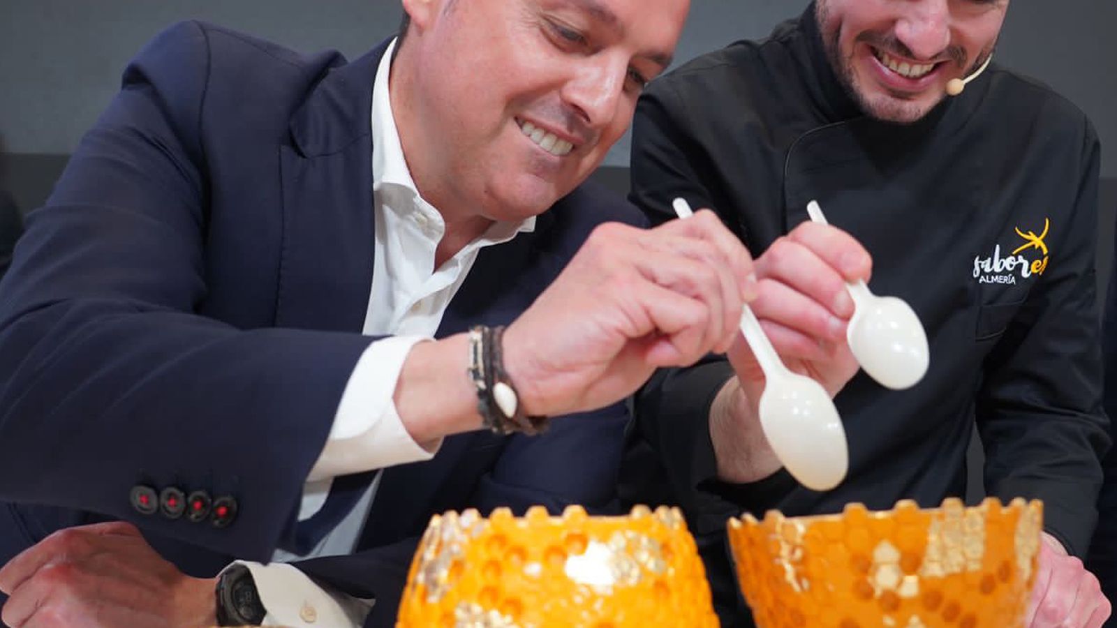 Presidente y Cristóbal probando el postre que le coronó como mejor Chef de España 2022.