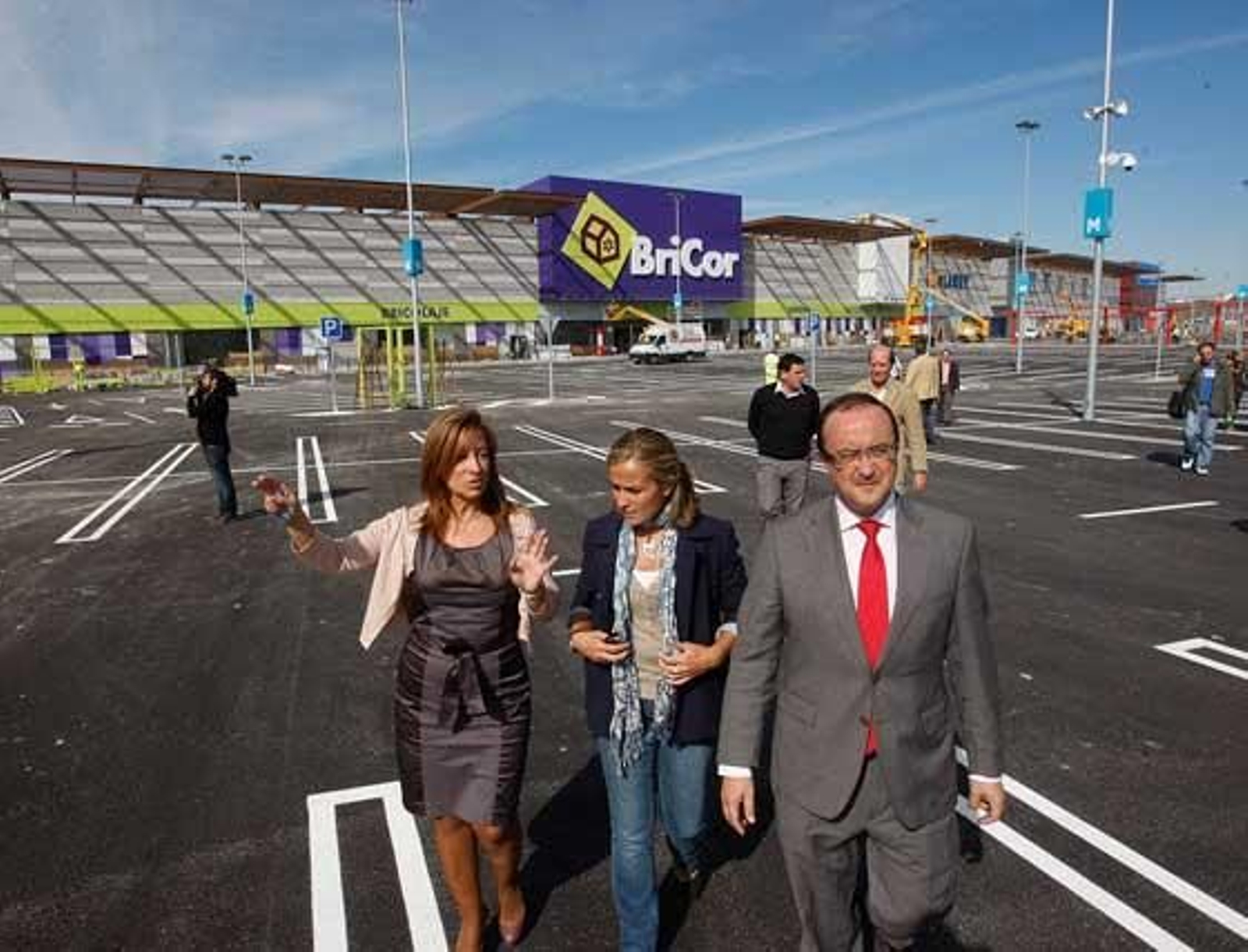 Luz Shopping, el mayor parque comercial de Andalucía, abrirá sus puertas la próxima semana con 1.200 nuevos empleos directos. Las previsiones apúntan a 6 millones de visitas en su primer año.

Foto: Juan Carlos Toro