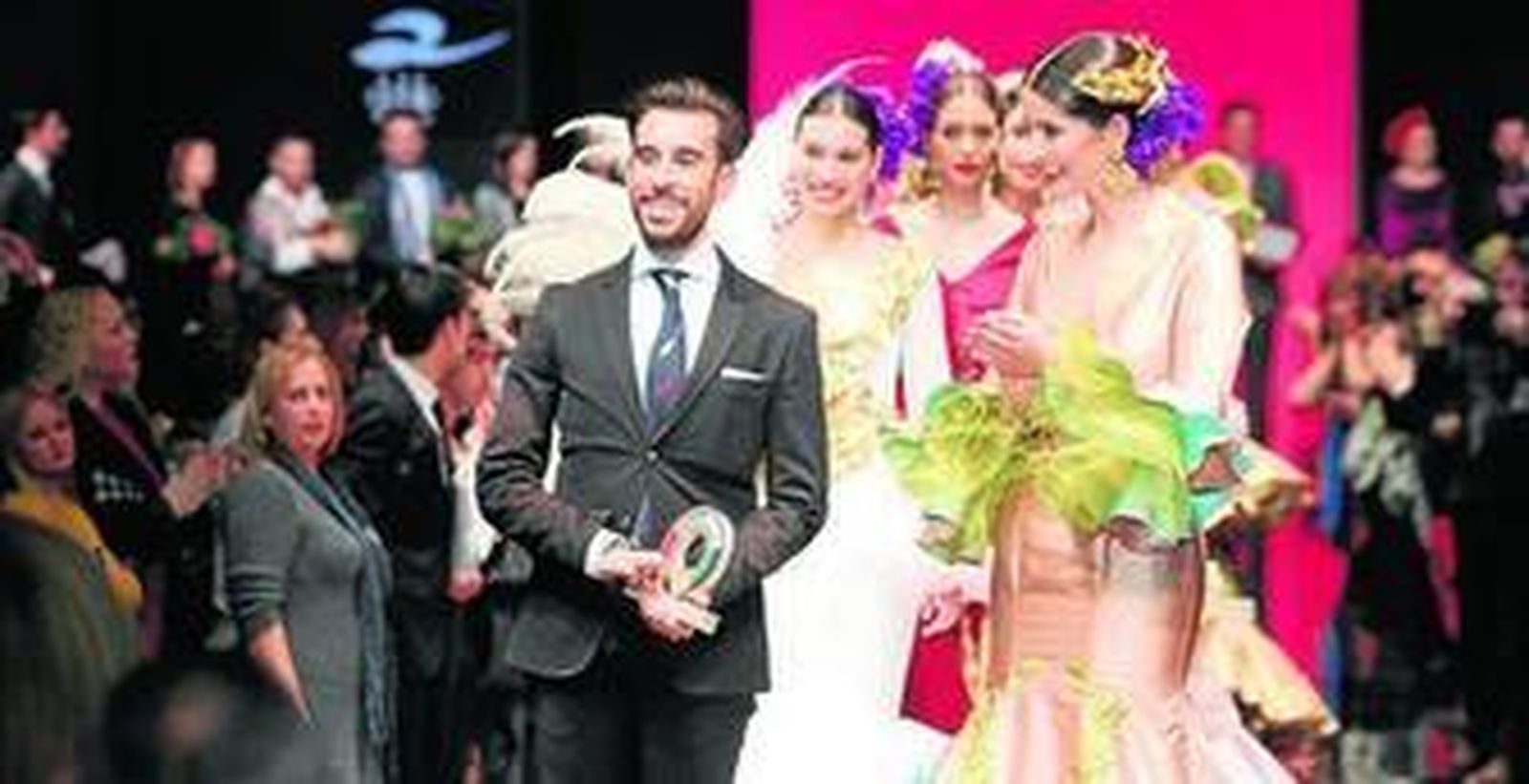 El diseñador sevillano tras proclamarse vencedor del certamen de noveles.