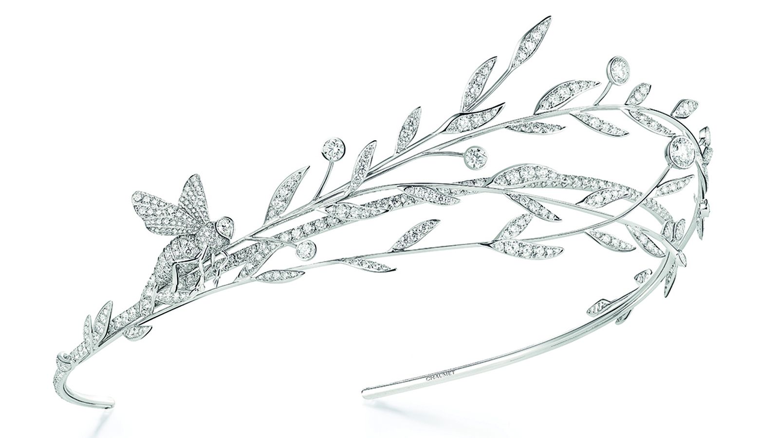 Las remas engarzadas y asimétricas parecen flotar en el aire.