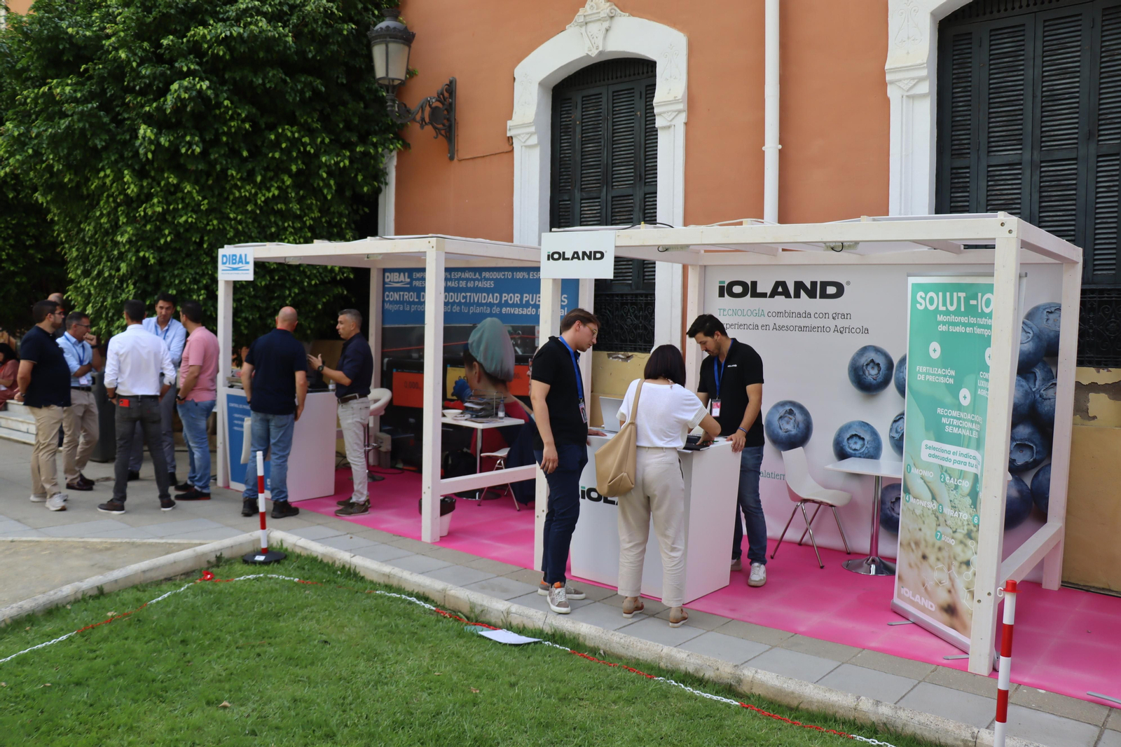 Imágenes del ambiente en la VIII Congreso Internacional de Frutos Rojos en Huelva