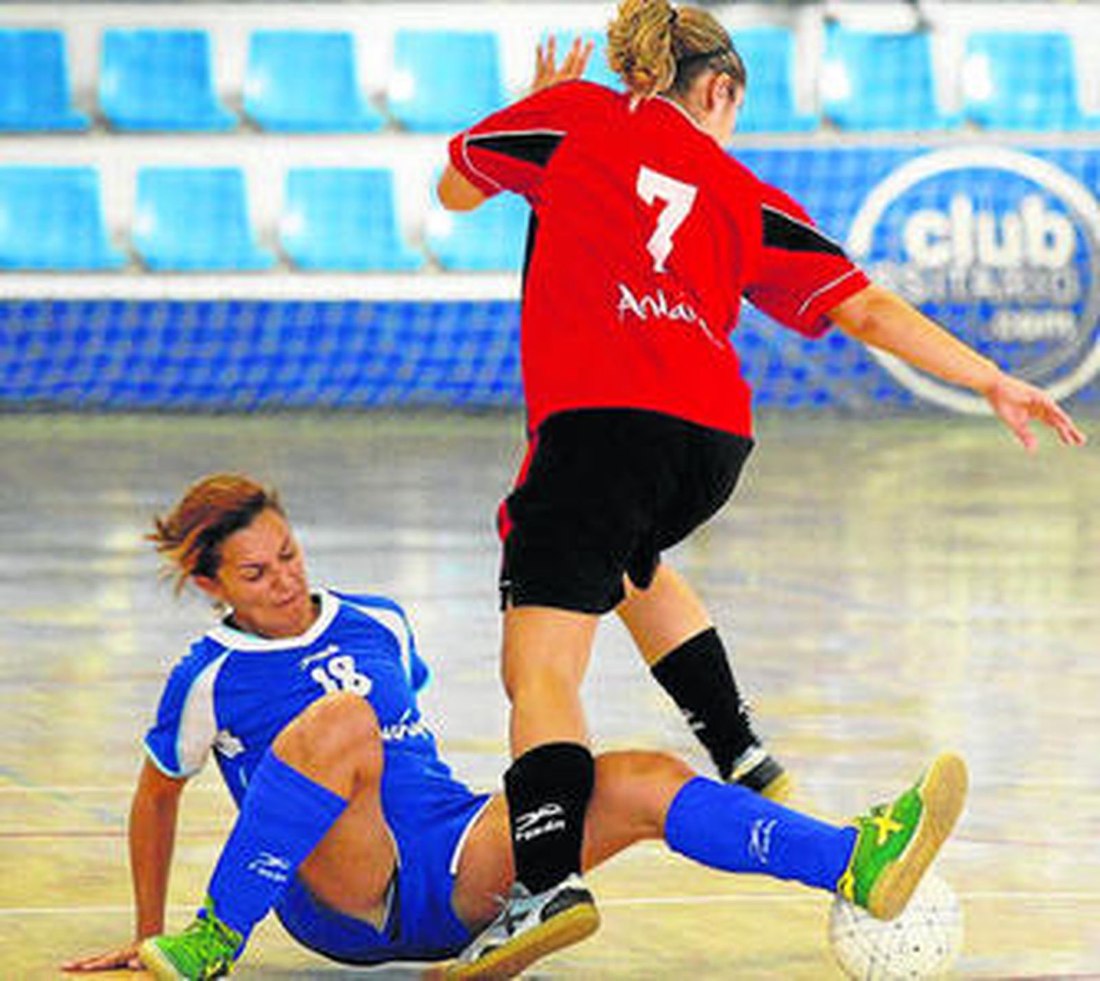 Una universitaria se lanza al suelo, en un lance ante el Zona Franca.
