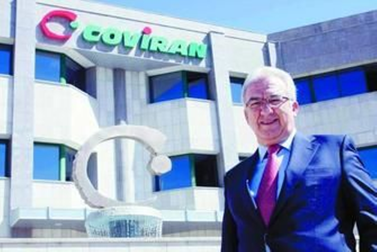 El empresario Antonio Robles, ante la sede de Covirán en Atarfe (Granada).