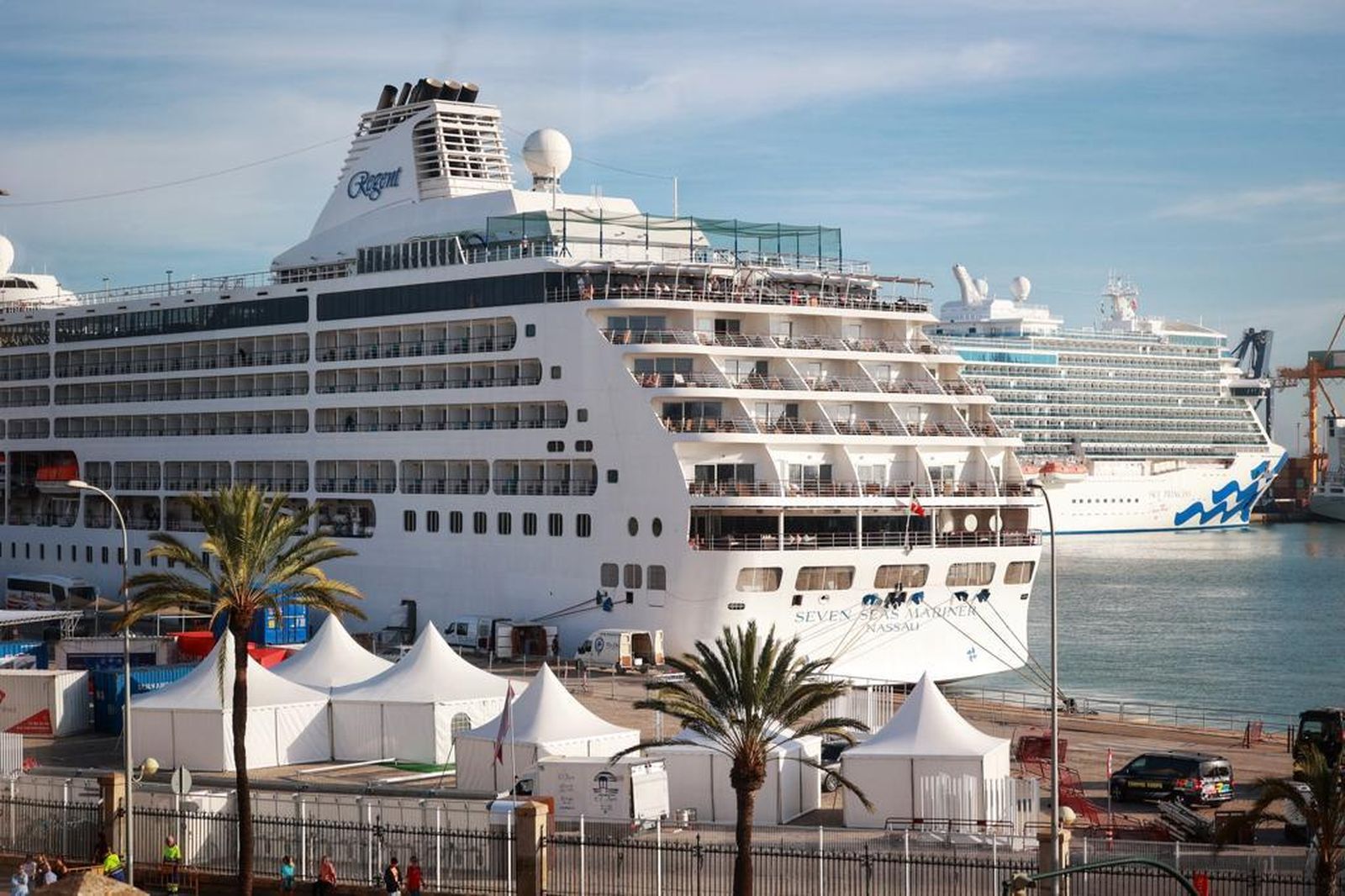 Una de las estampas que ha dejado el día con la presencia de tres cruceros en el puerto de Cádiz