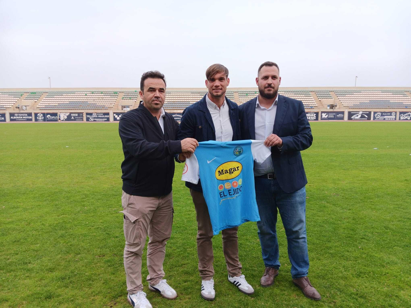 Pablo Hernández, en el centro de la imagen, posa sosteniendo la camiseta del Poli El Ejido. Pablo Hernández, en el centro de la imagen, posa sosteniendo la camiseta del Poli El Ejido.