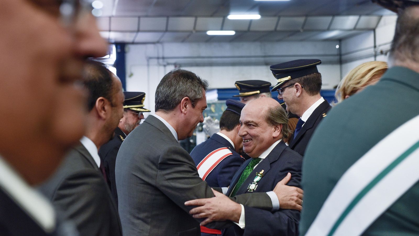 El alcalde, Juan Espadas, saluda a Luis Miguel Martín Rubio.