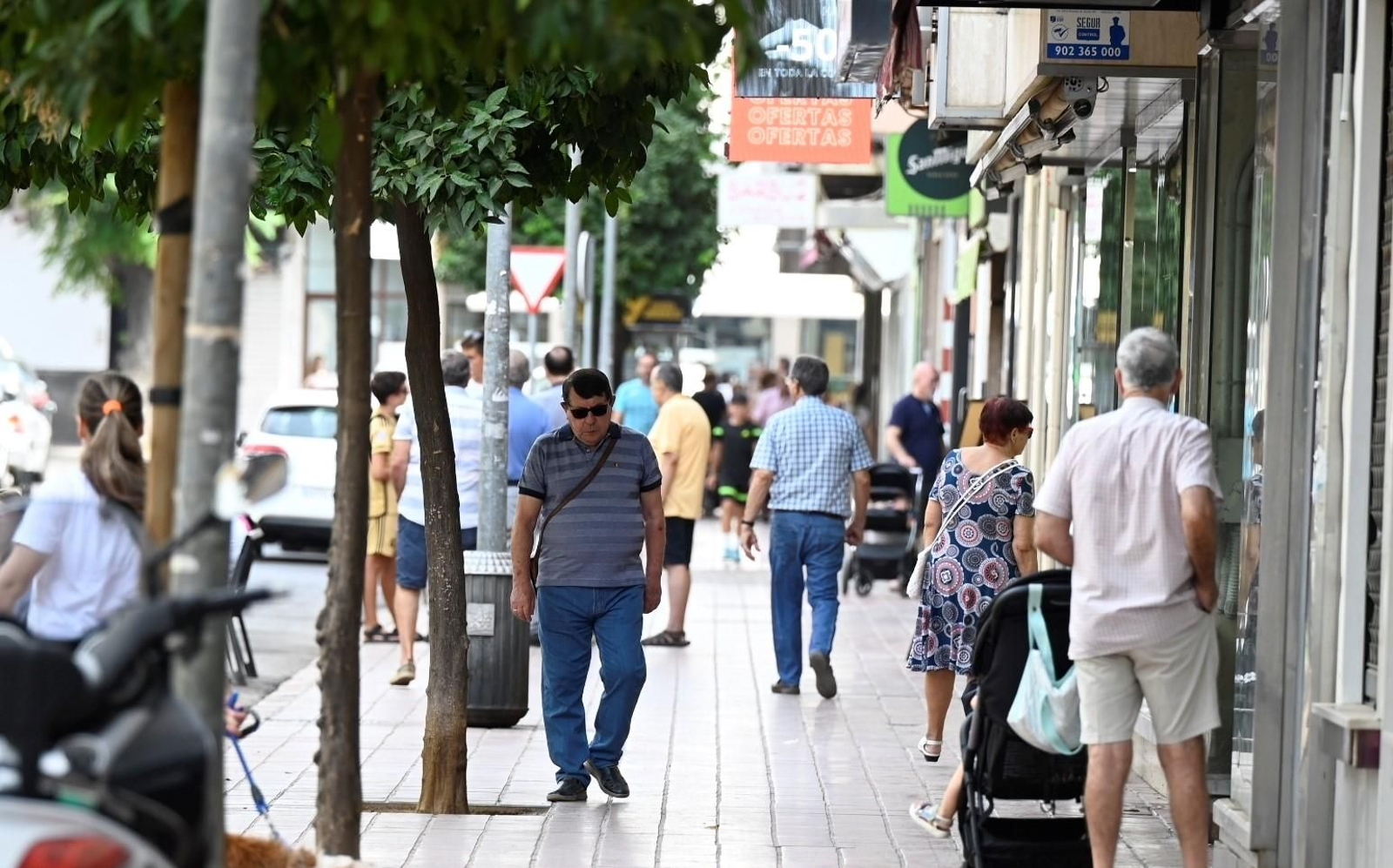 Gente transita por la avenida de la Viñuela, en la capital.