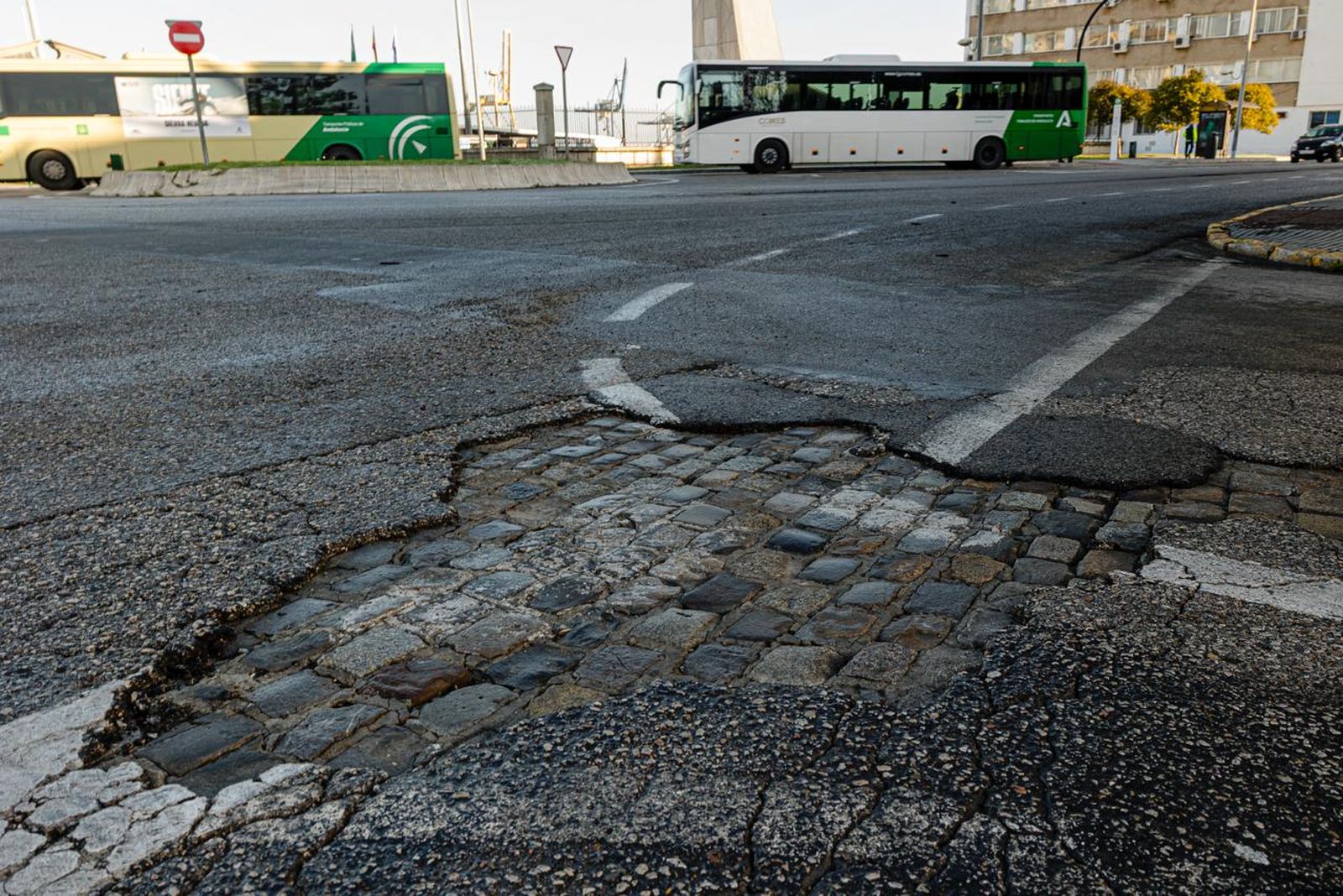 Asfalto desaparecido mostrando los adoquines que hay debajo en la Plaza de Sevilla.