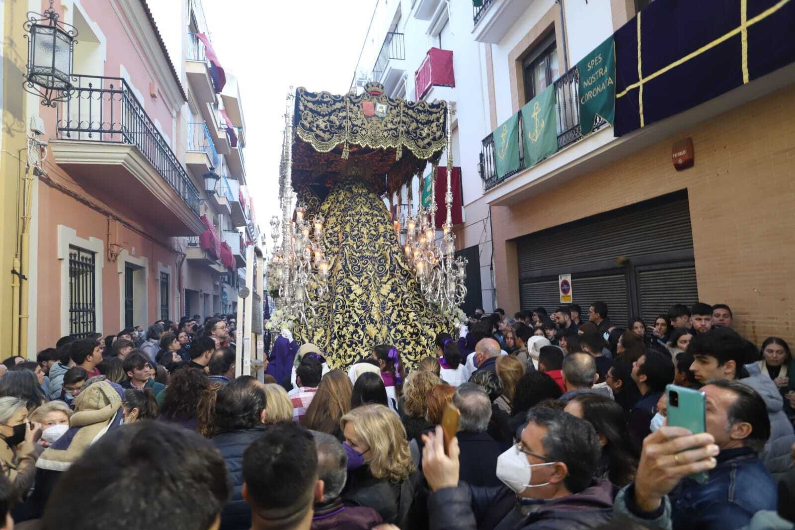 Imágenes del Nazareno recorriendo las calles de Huelva en la Semana Santa 2022.