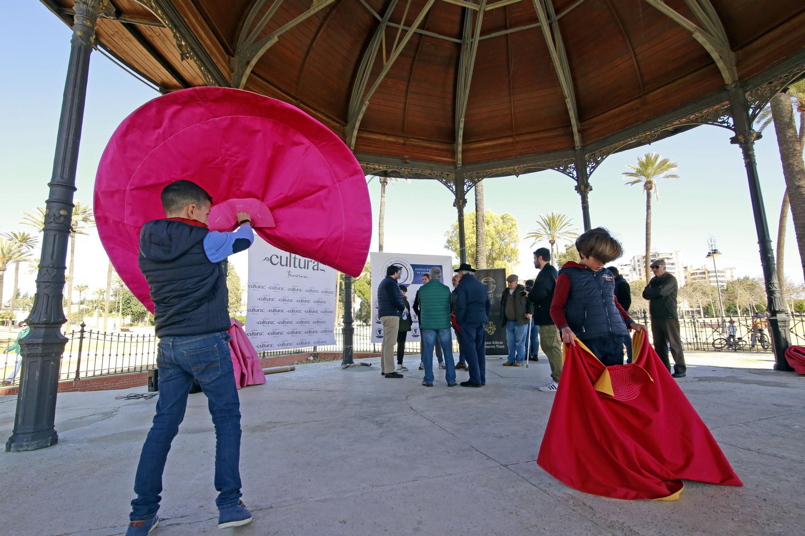 Canales Rivera con los jerezanos de la Asoc. de Antiguos Alumnos de la Escuela Municipal de Tauromaquia de Jerez
