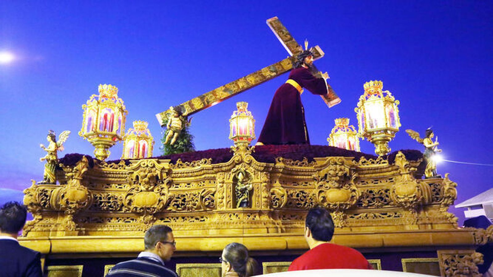 El Nazareno, en una de sus salidas procesionales, en la zona de la Bajamar.