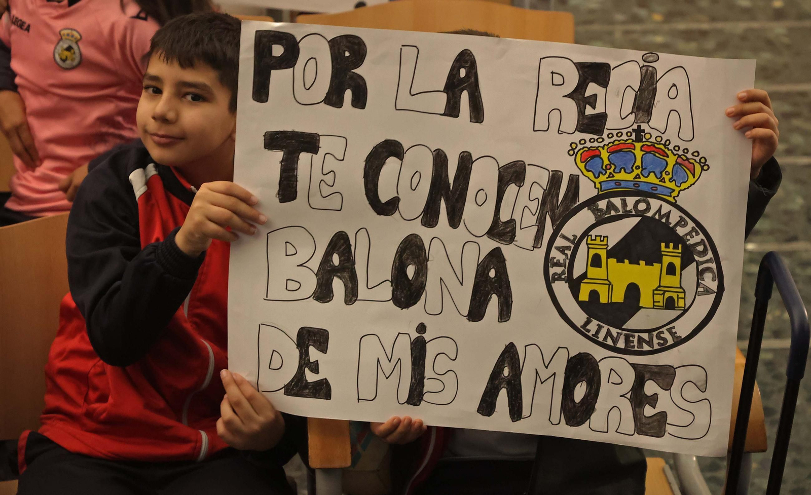Las fotos de la visita de los jugadores de la Balona al colegio Salesianos de La Línea