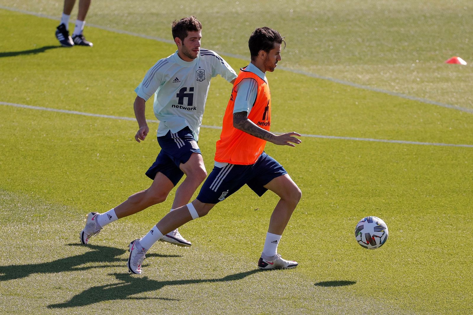 Dani Ceballos junto a Sergi Roberto en el entrenamiento de la selección.