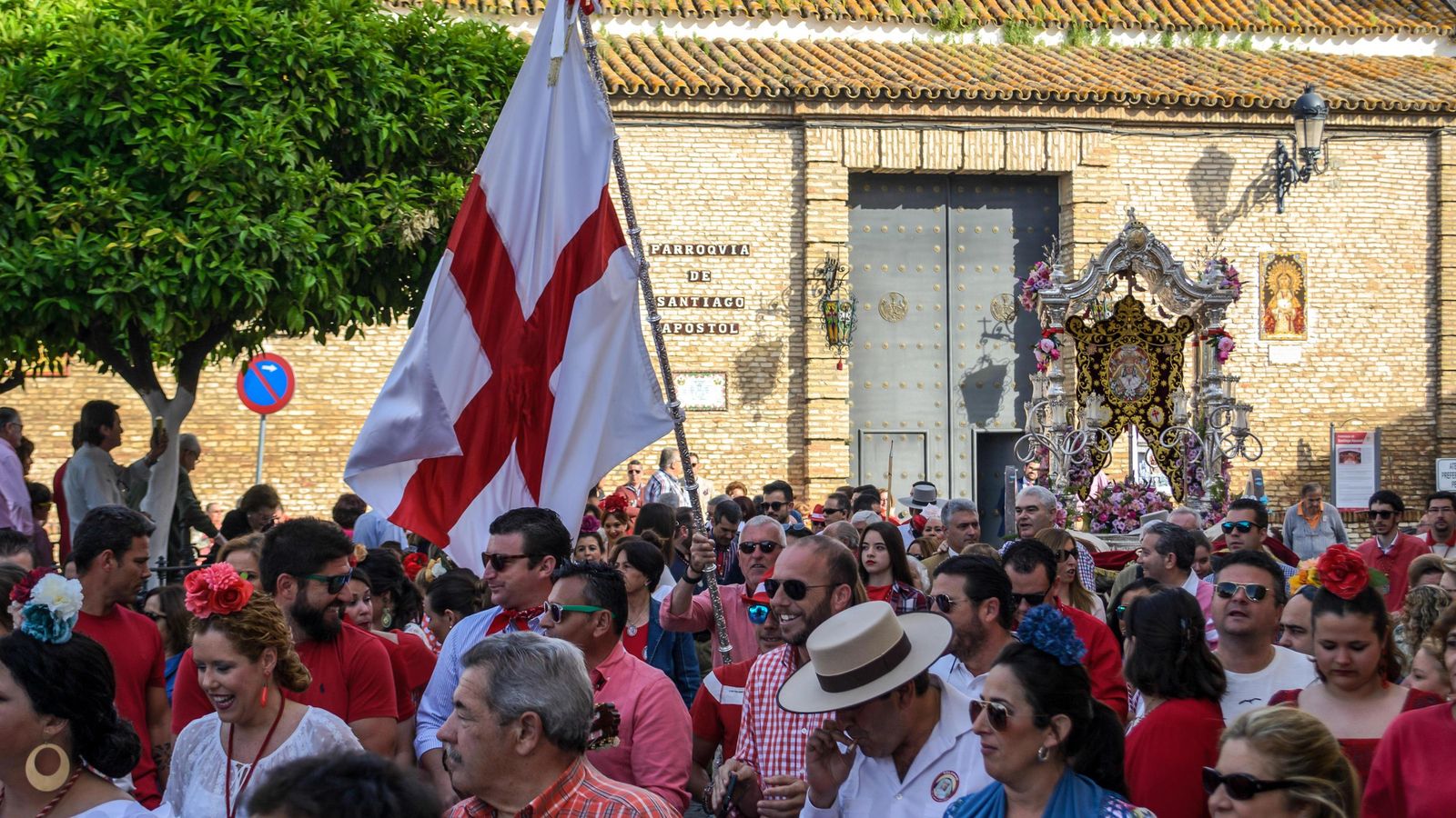 La comitiva santiaguista se apondera de la Plaza el Domingo de Pascua.