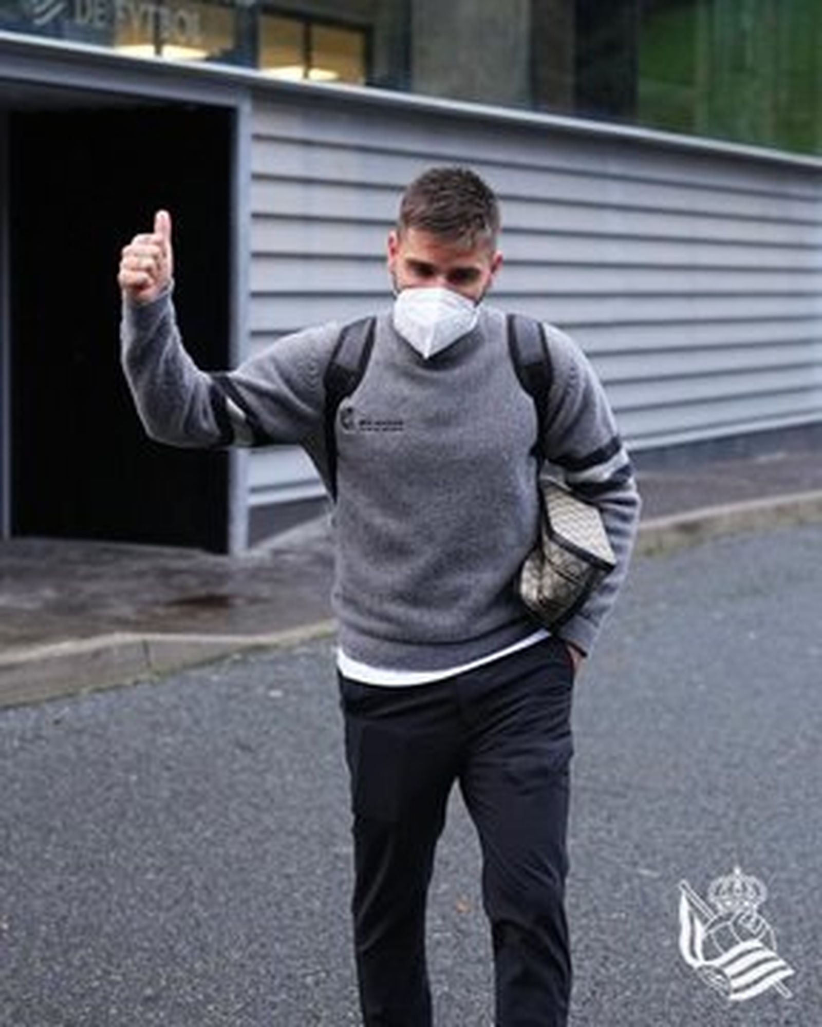 Portu realiza un gesto de aprobación antes de viajar a Sevilla.