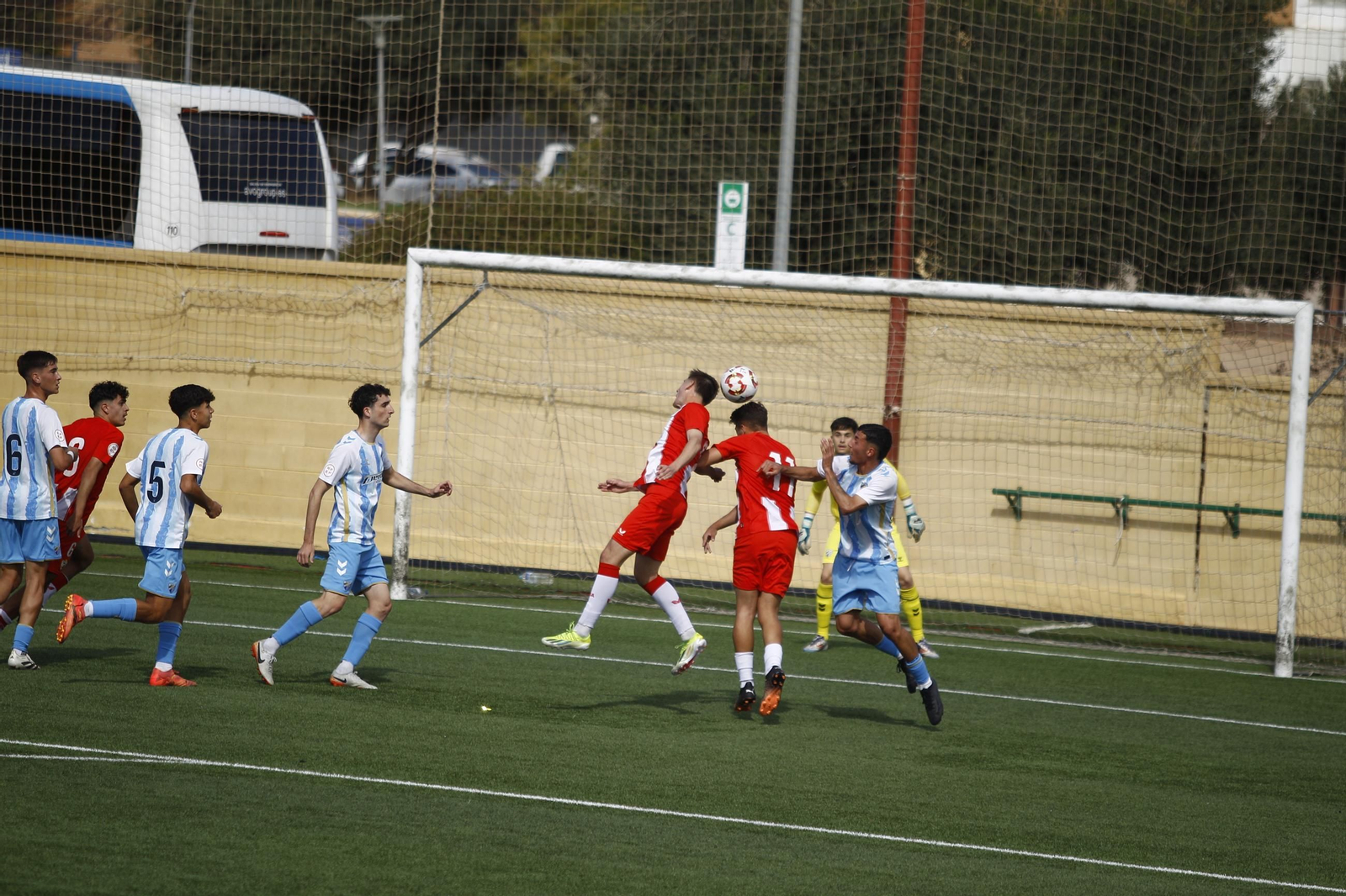 Dos jugadores del conjunto almeriense disputan un balón aéreo durante un encuentro disputado esta temporada en el Francisco Pomedio.