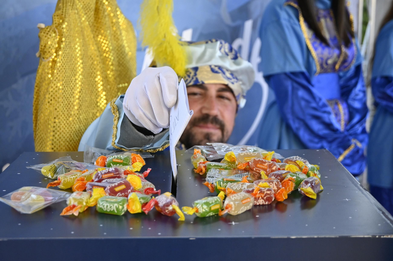 Recogida de cartas del paje real en la plaza Miguel Raya en el Molino, en imágenes