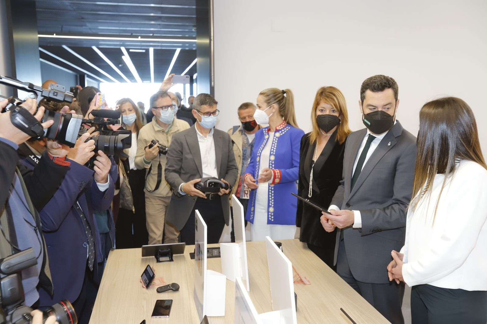 Imágenes del  acto de inauguración del nodo de innovación tecnológica 'La lonja de la Innovación' del Puerto de Huelva