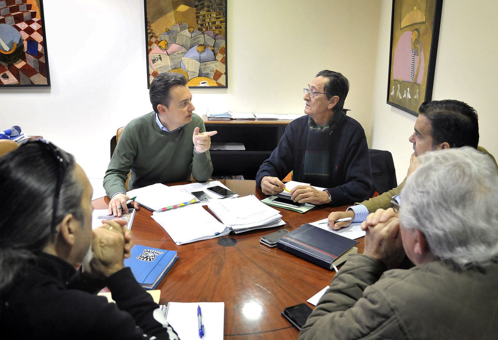 Un momento de la reunión celebrada ayer por los miembros de la comisión del Consejo Local del Motor.