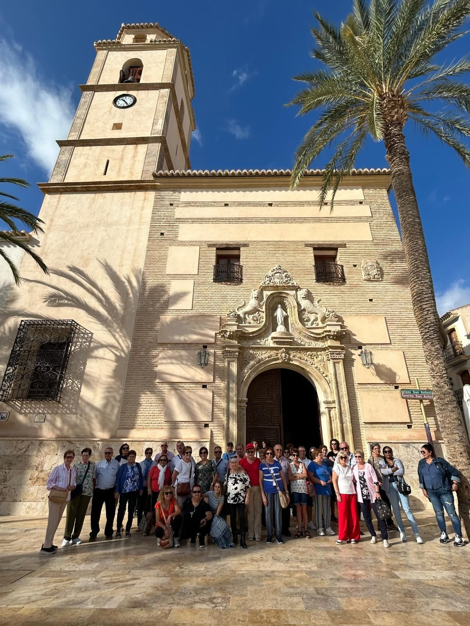 Un grupo de turistas de Cartagena visita Albox y su santuario del Saliente