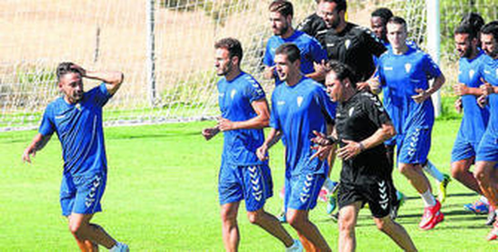 Los jugadores están entrenando bajo unas condiciones difíciles.