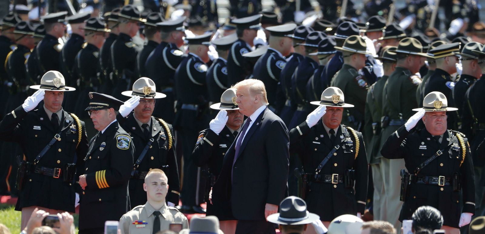 Donald Trump asiste a un acto militar en el Capitolio.