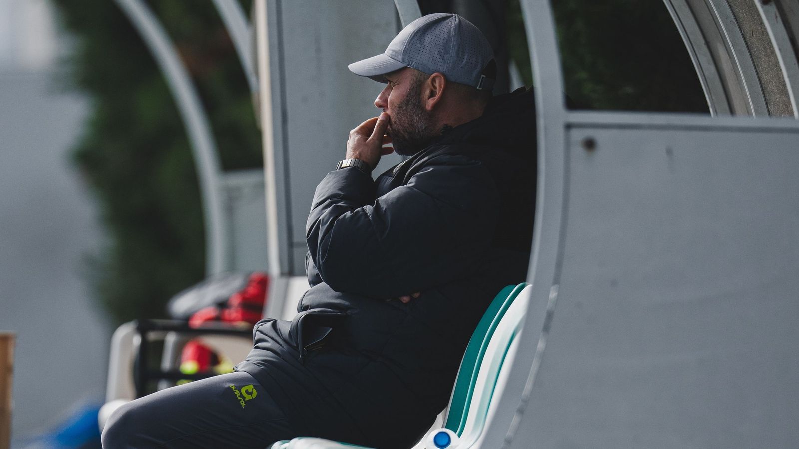 José Alberto López, el entrendor del Racing de Santander, observa el entrenamiento de su equipo.