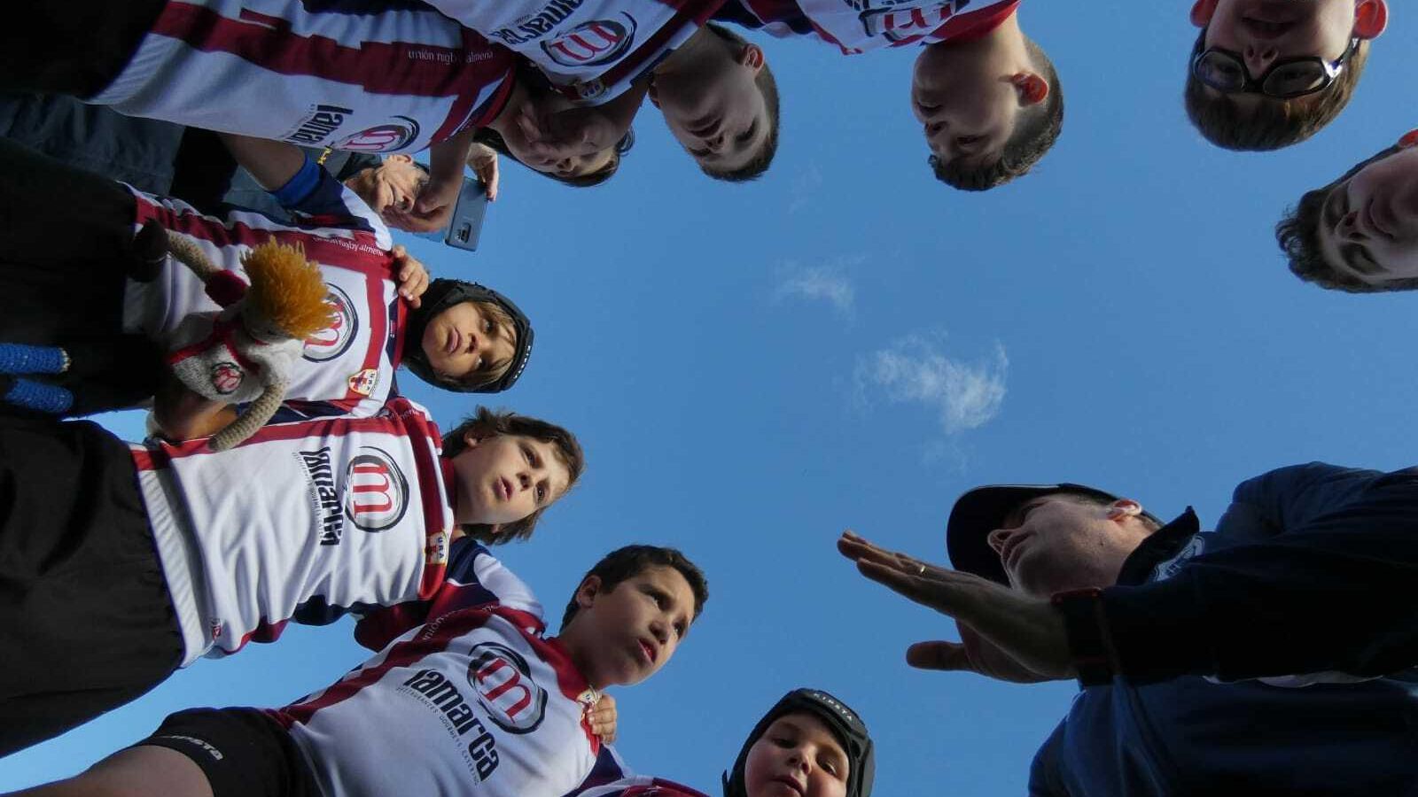 Plaza dando instrucciones a sus jugadores.