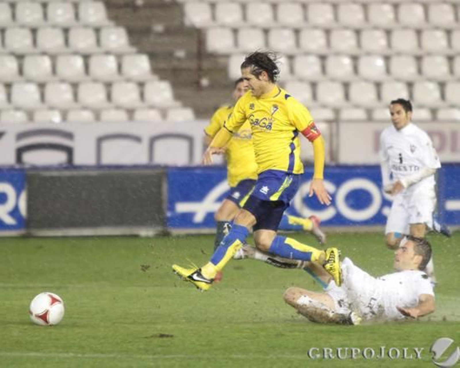Pablo salta para evitar la entrada. 

Foto: LOF
