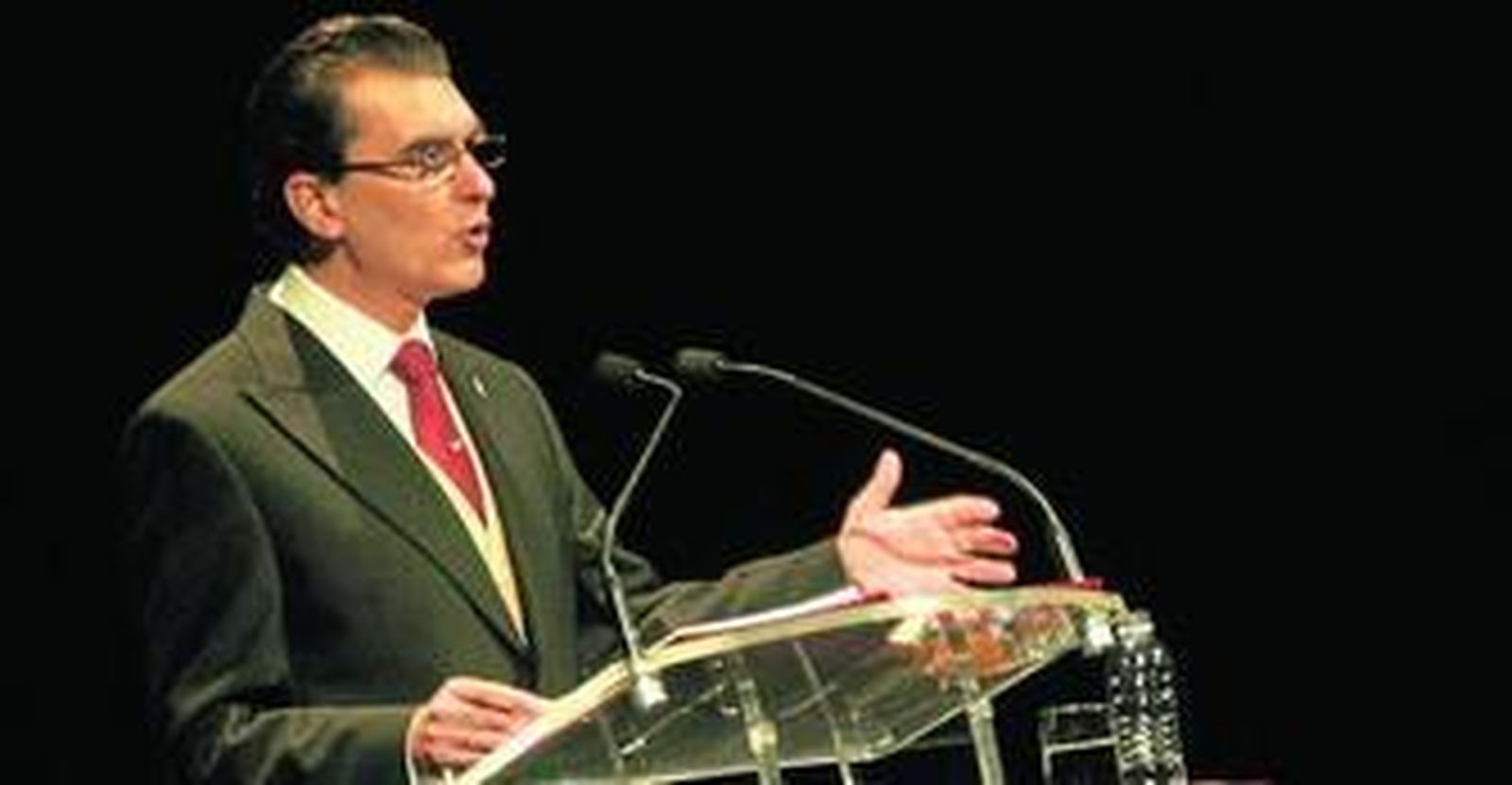 José Manuel Romo se dirige al público desde un atril en las tablas del Gran Teatro Falla.