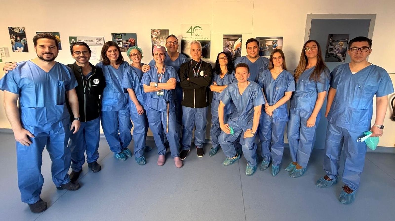 El doctor Pablo Parra junto al otro codirector del curso el doctor Alejandro Serrablo acompañados con cirujanos docentes del hospital sevillano y cirujanos inscritos como alumnos de la actividad formativa.