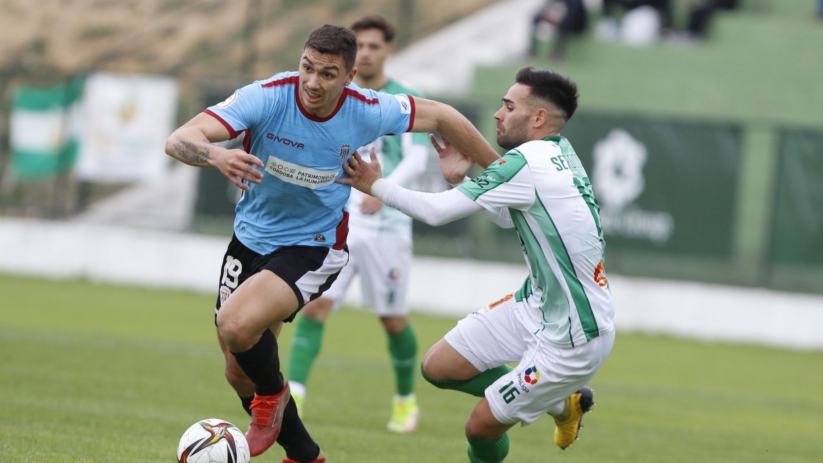 Adrián Fuentes es presionado por Sergio Díaz. Adrián Fuentes es presionado por Sergio Díaz.