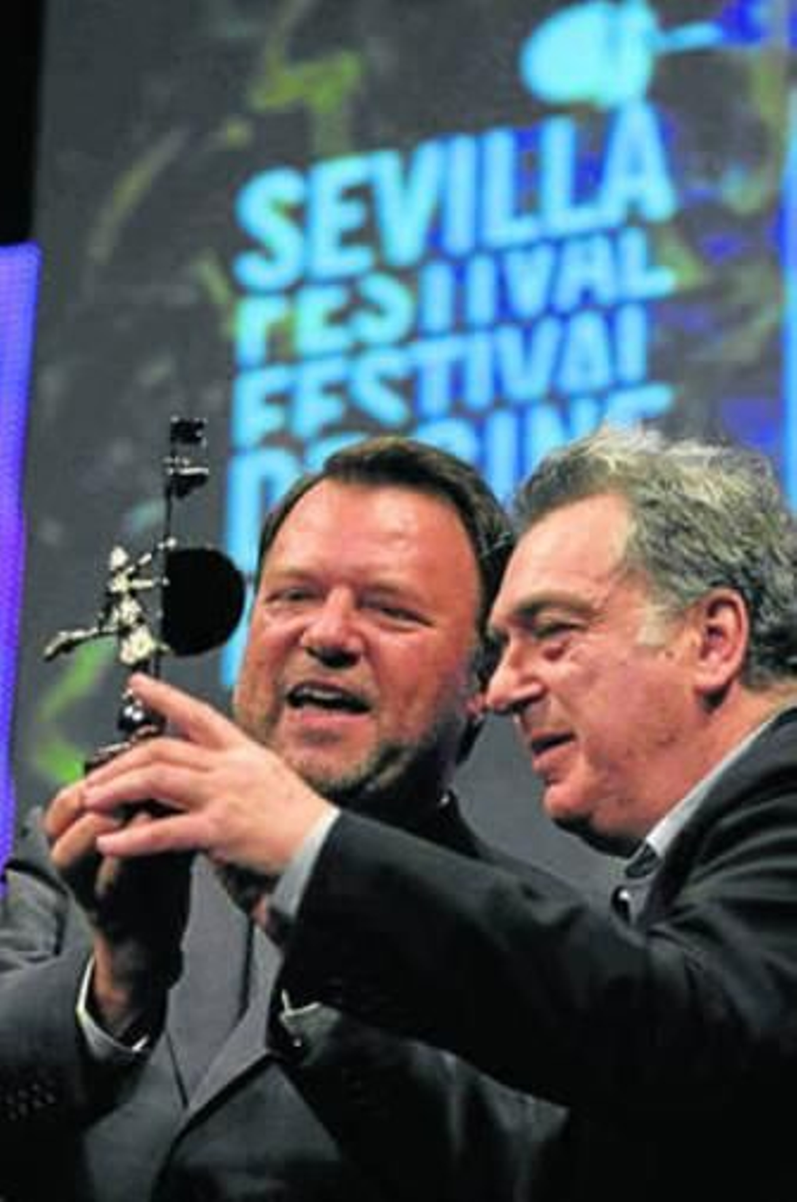 El alcalde entrega el Premio de Honor al británico Stephen Frears.