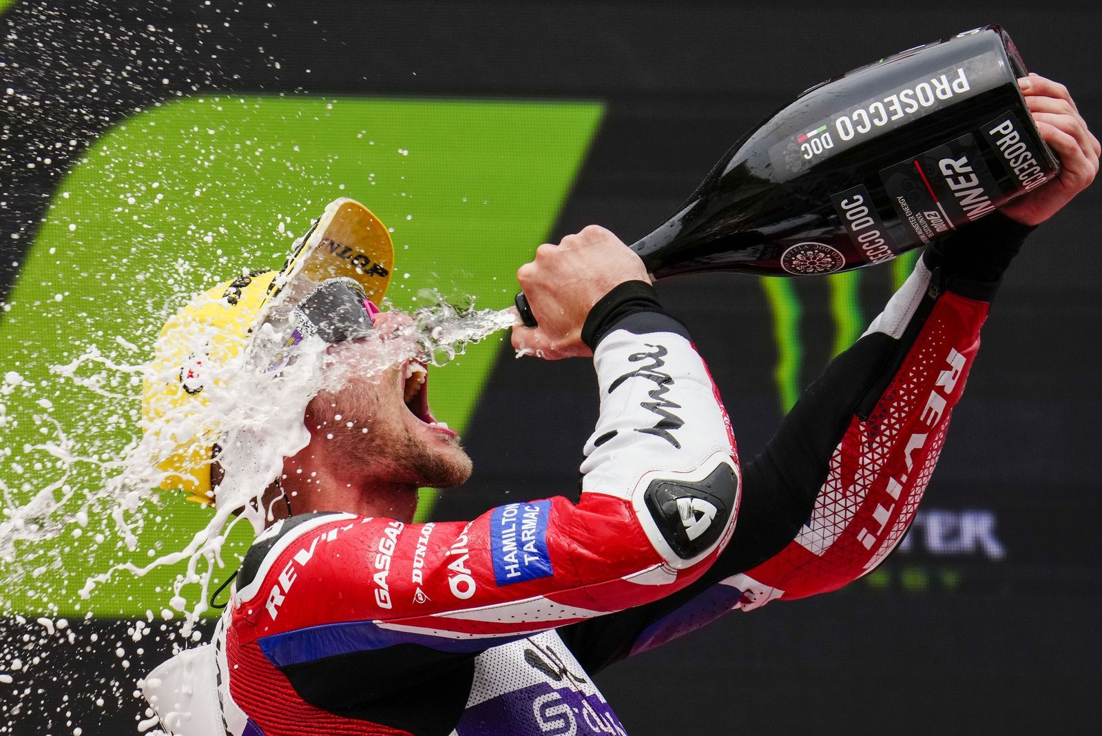 Las cariñosas fotos de Piqué, Clara Chía en el Mundial de Motos en Montmeló