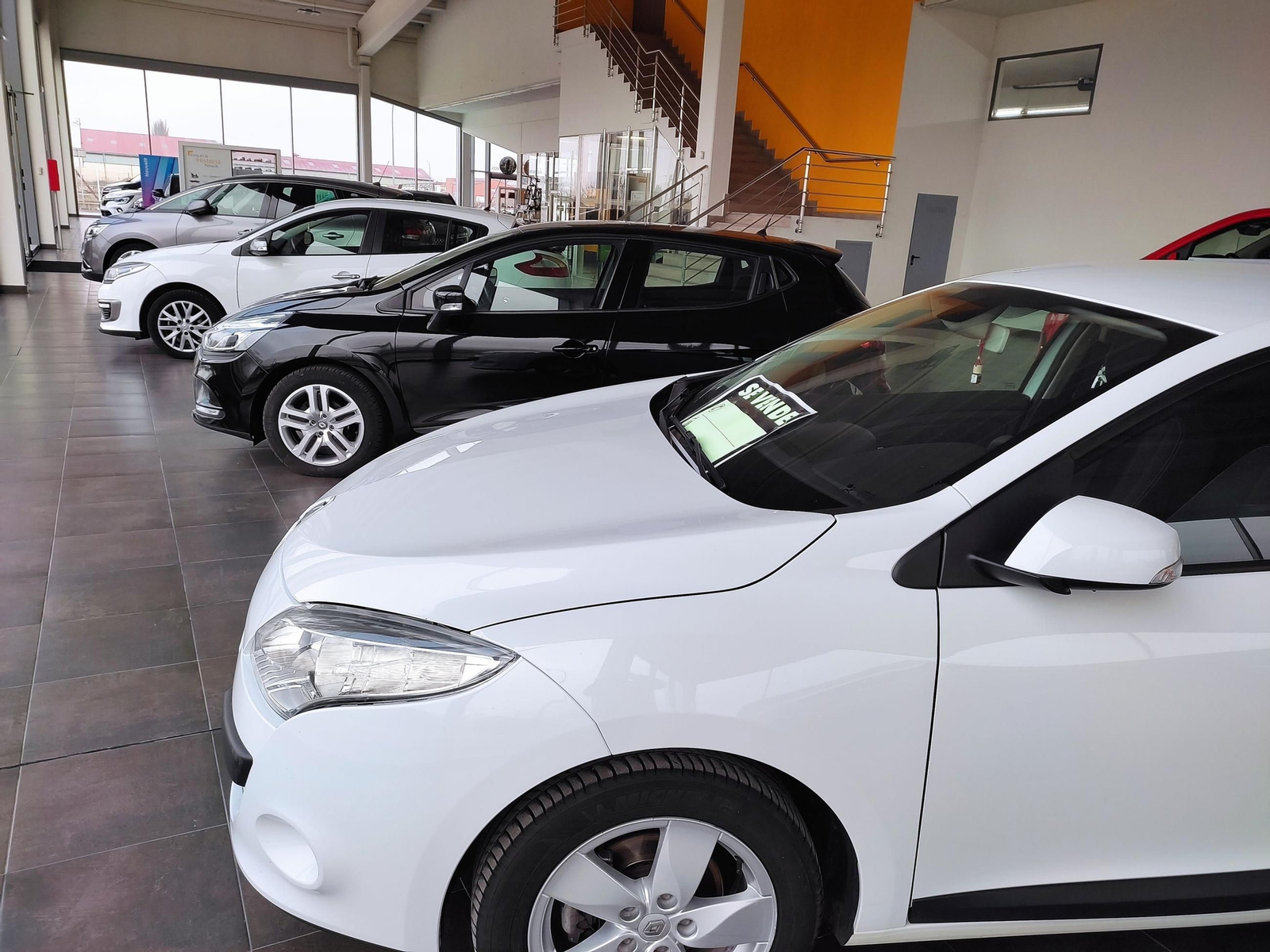 Coches a la venta en un concesionario Coches a la venta en un concesionario