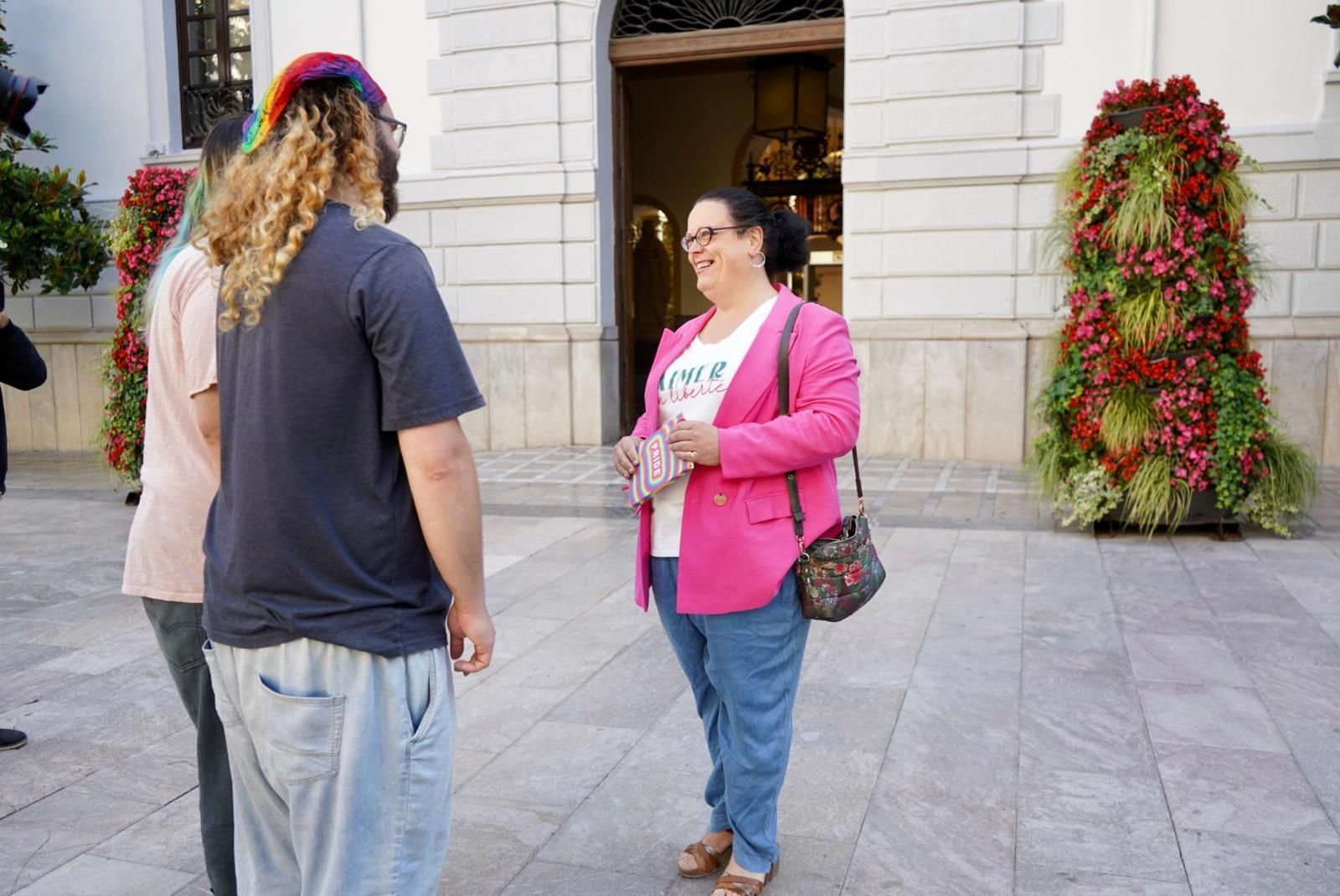 Sandra Rodríguez Salas ha hecho pública hoy su decisión a los medios a las puertas del Ayuntamiento de Granada.