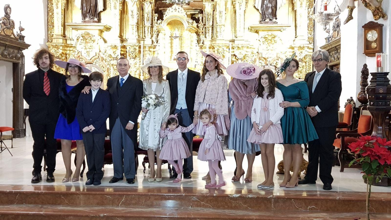 El matrimonio Mariano Planelles y María del Rosario Alemany con sus hijos Charo, Fátima y Mariano Planelles, Fernando Rosendo, Elena Jiménez, Fernando y Charo Rosendo, Fátima y Eloy Espinosa, y Elena y Victoria Planelles, tras finalizar la ceremonia.