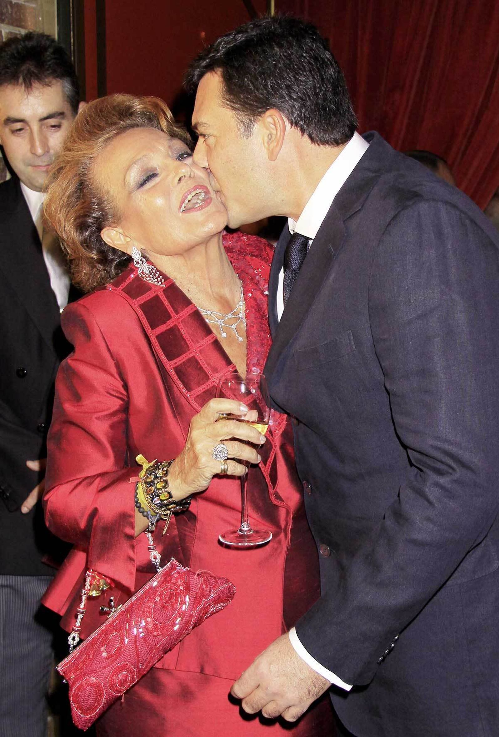 Augusto Algueró Junior besa a su madre.