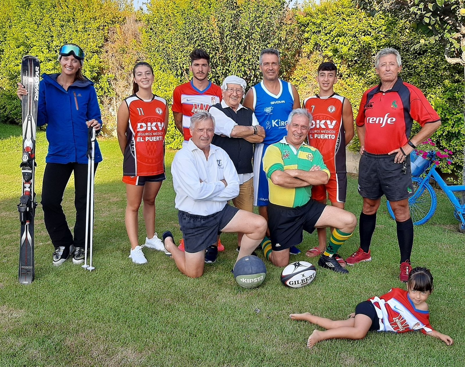 Una foto de la familia Neva con el jugador del Granada en el centro.