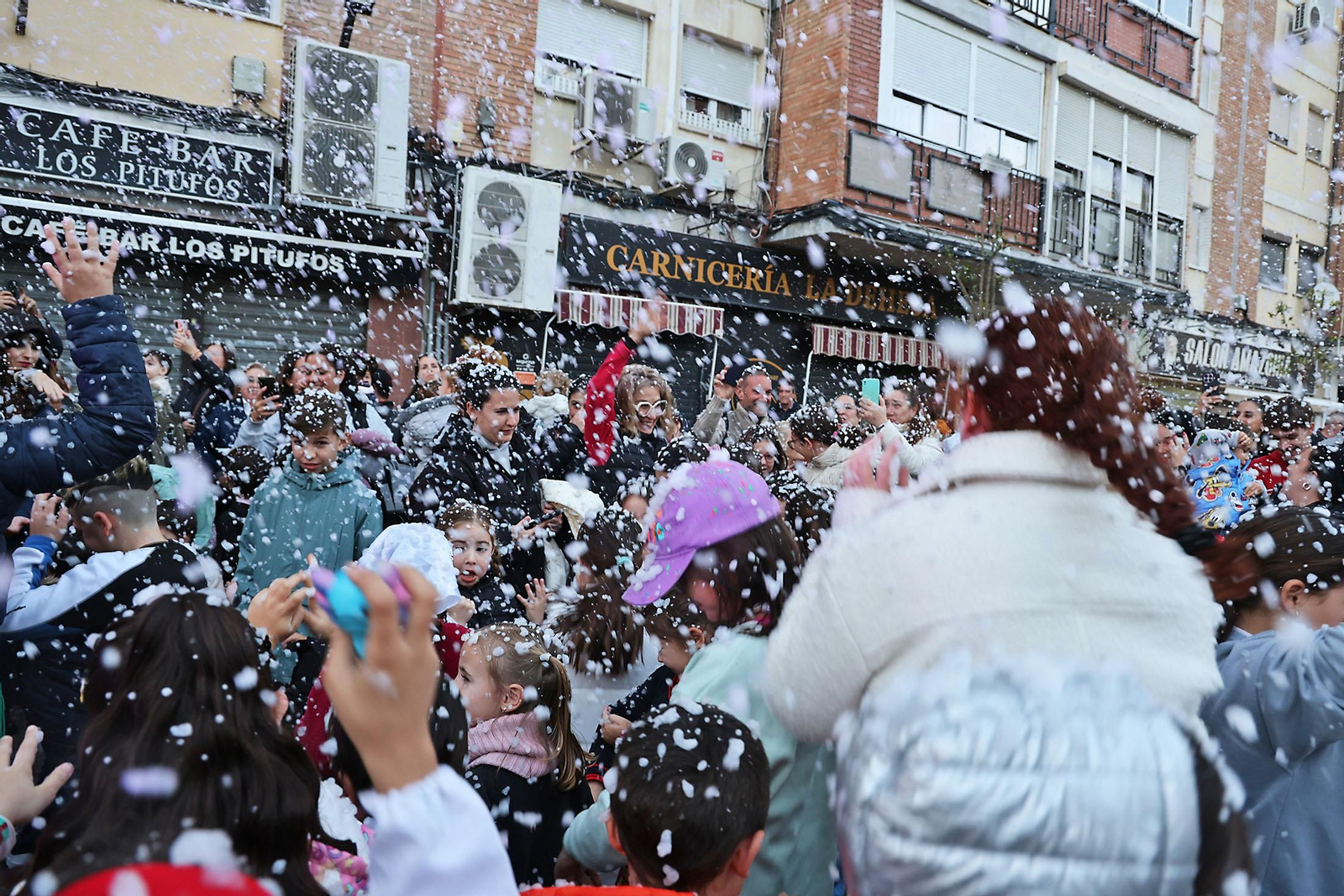 Una sorprendente nevada llena de alegría el barrio de Las Colonias