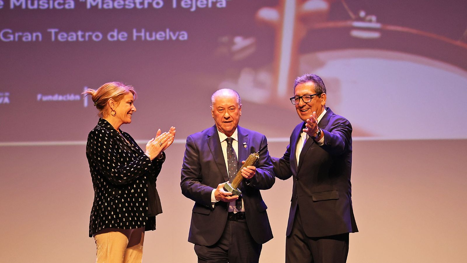 Antonio González recoge el premio y junto a Pilar Miranda y Antonio Pulido