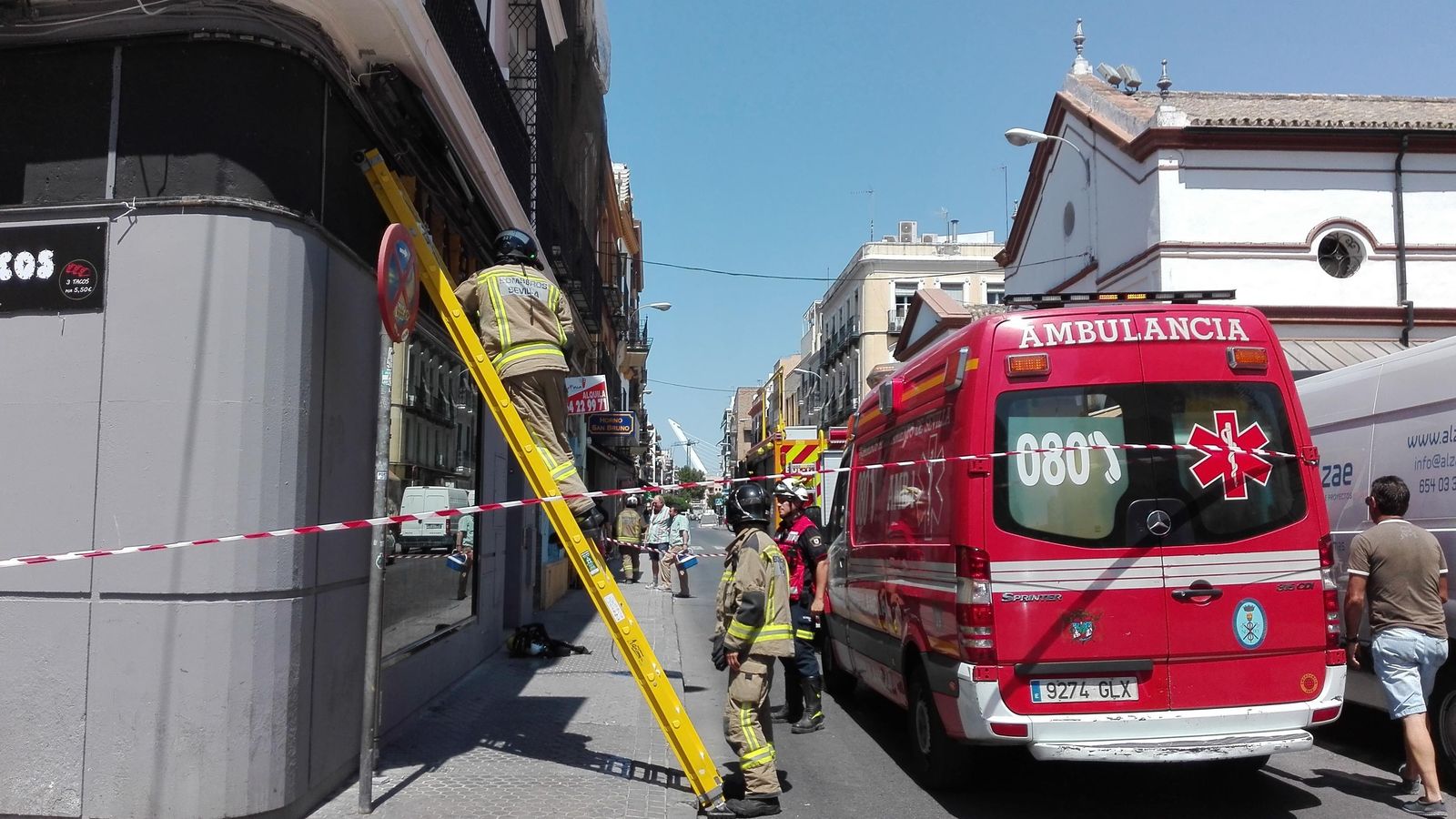 Los Bomberos revisan la instalación de gas del edificio.