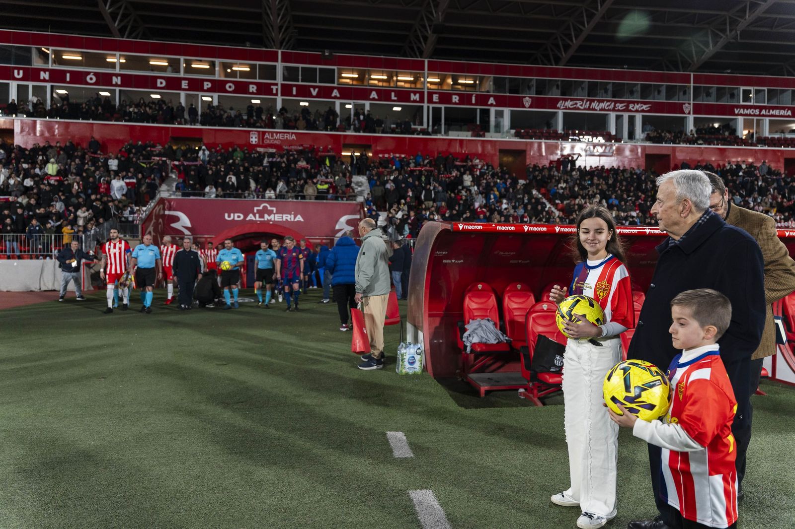 Fotogalería del partido homenaje a Guillermo Blanes entre los veteranos de la UD Almería y el FC Barcelona